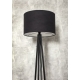 Wysoka lampa stojąca z metalu w kolorze czarnym, zwieńczona czarnym welurowym abażurem